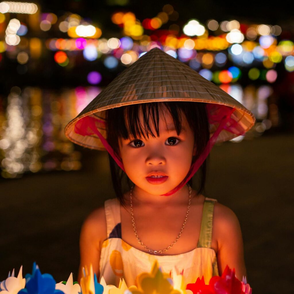 ילדה וייטנאמית בפסטיבל האורות