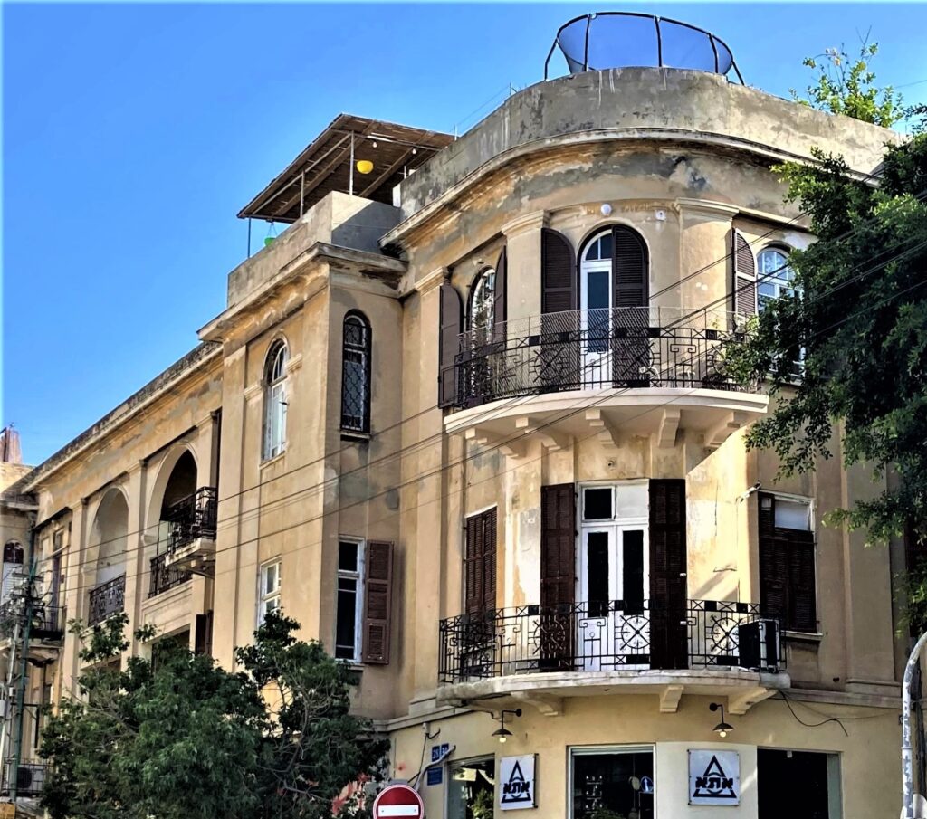 חזית הבניין ברחוב מונטיפיורי 28